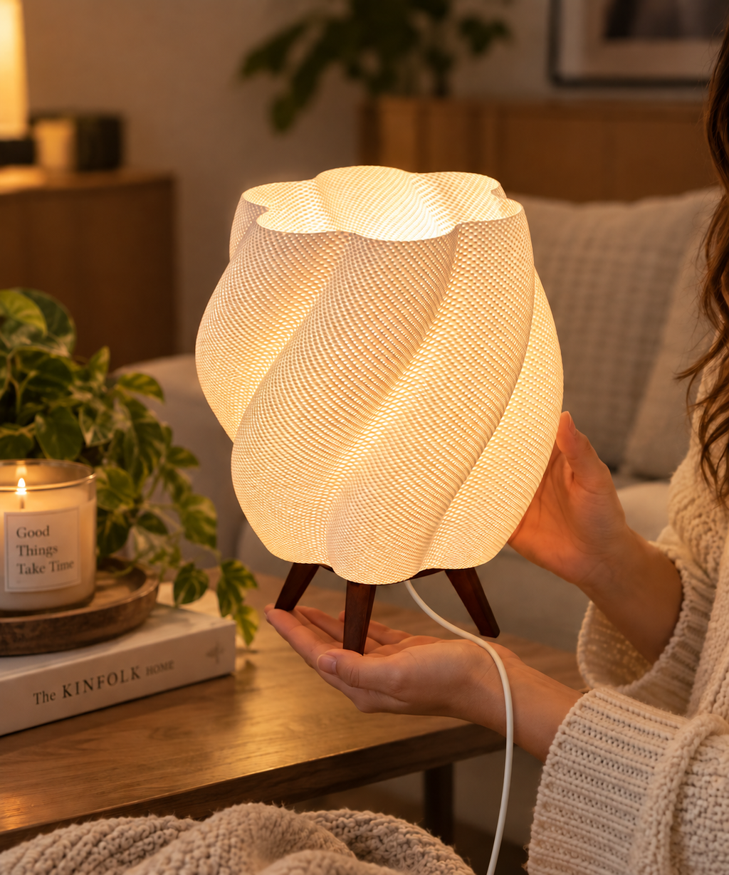 Twist-Lampe mit Holzoptik-Füßen
